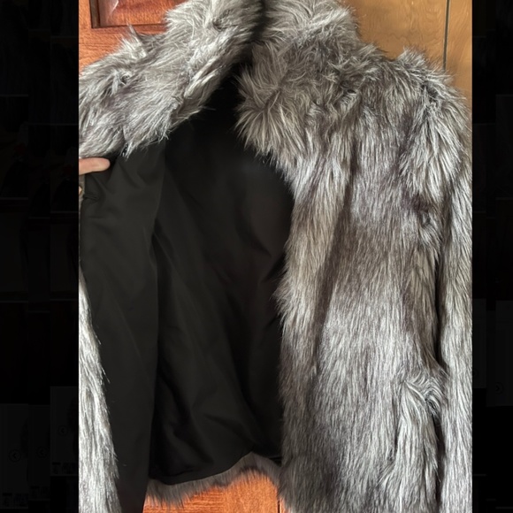 Beautiful Double Sided Faux Fur Coat🤩 - Picture 4 of 11